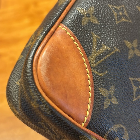 LOUIS VUITTON DANUBE 21 MONOGRAM CROSSBODY BAG DUST BAG & BOX GOLD HARDWARE 🤎🧡 - Picture 9 of 17